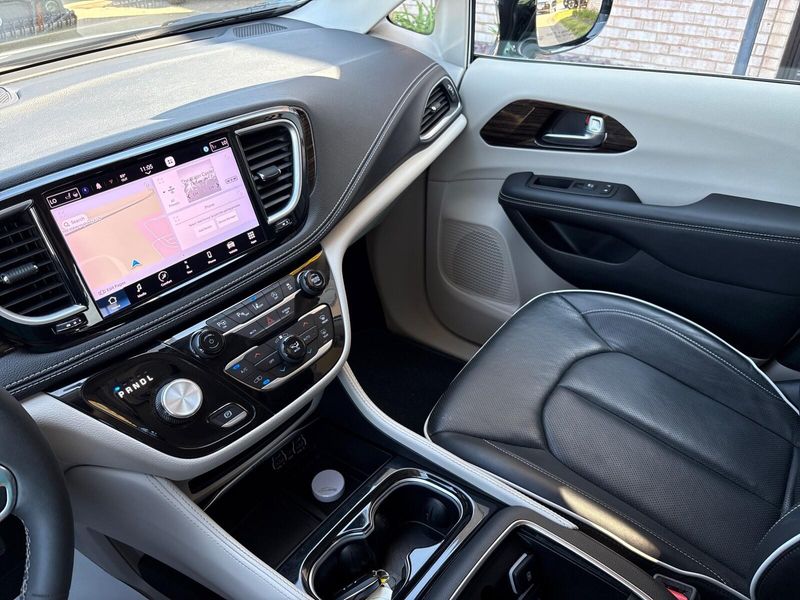 Used 2023 Chrysler Pacifica LimitedImage 18
