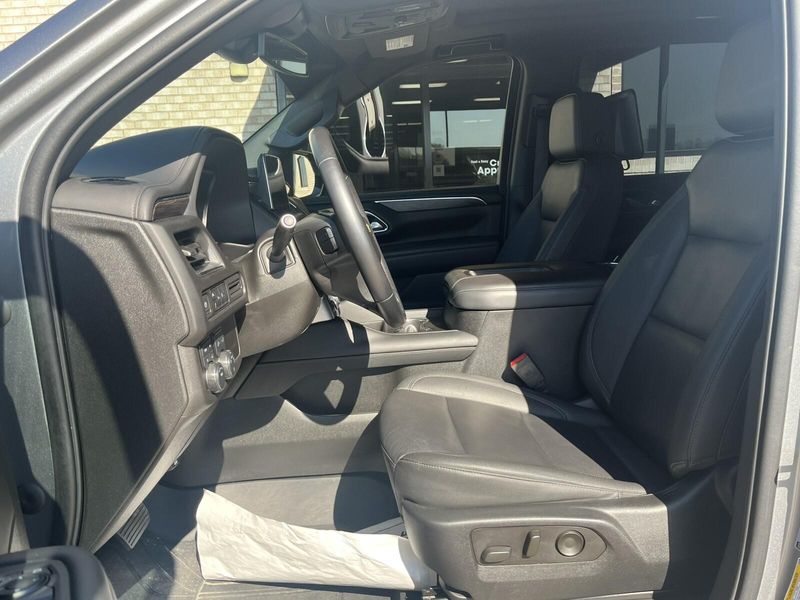 2023 Chevrolet Suburban LTImage 3