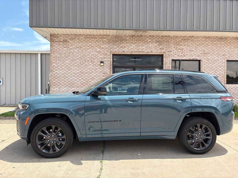 New 2026 Jeep Grand Cherokee Limited Reserve 4x4Image 2