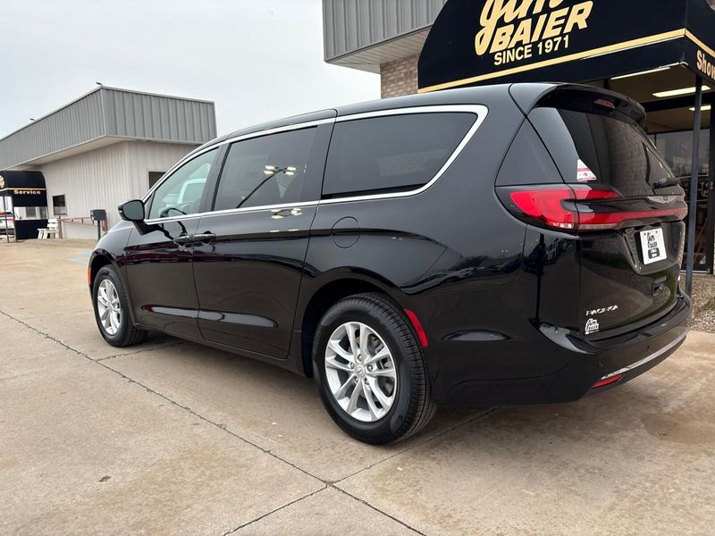 New 2026 Chrysler Pacifica Select AwdImage 13