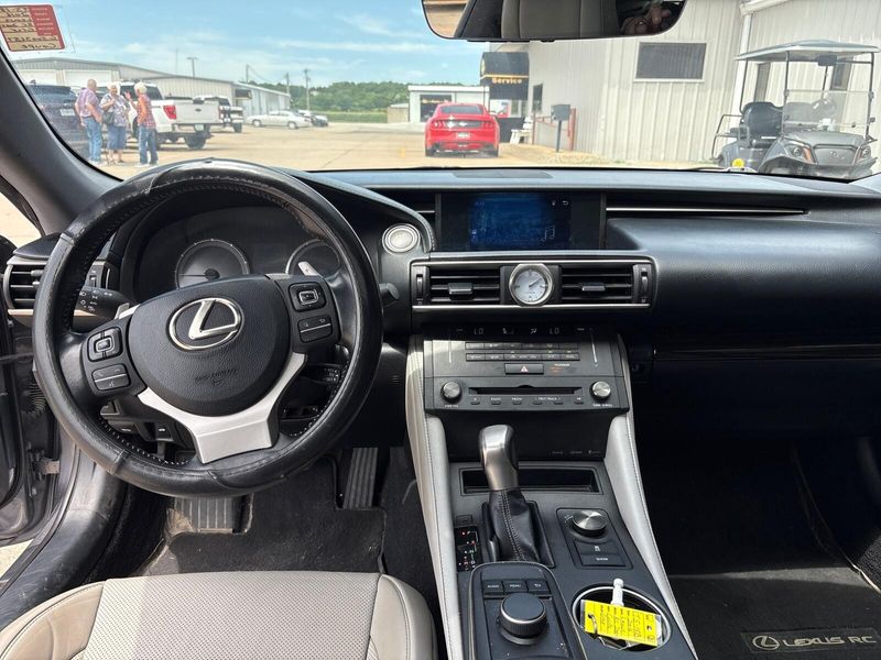 2016 Lexus RC 200t Image 5