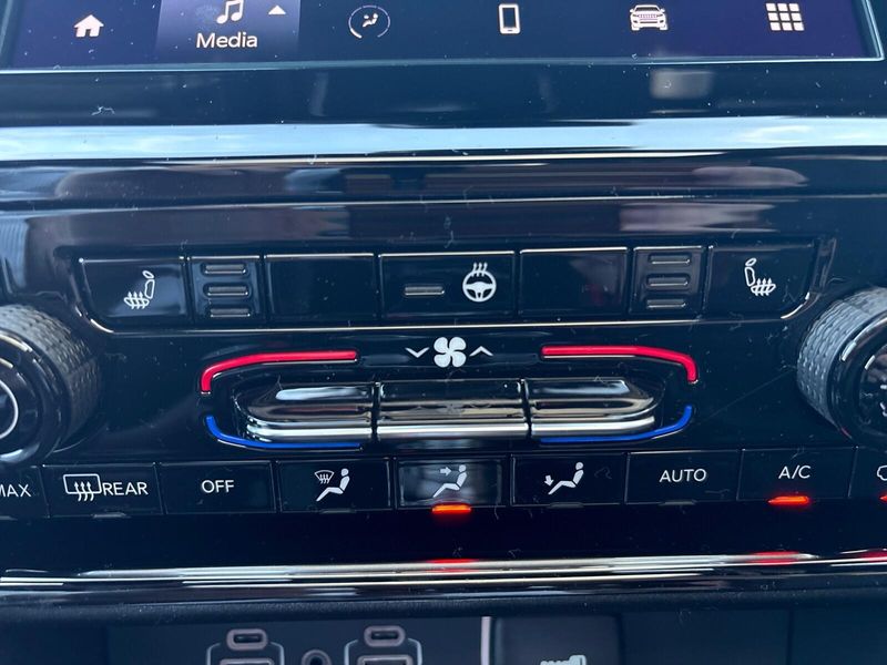 New 2025 Jeep Grand Cherokee Laredo X 4x4Image 19