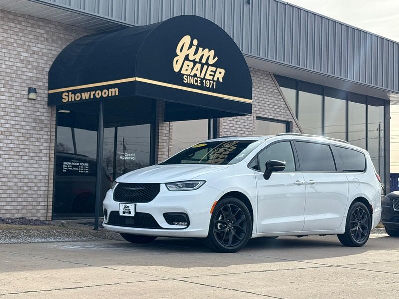 Used 2025 Chrysler Pacifica LimitedImage 1