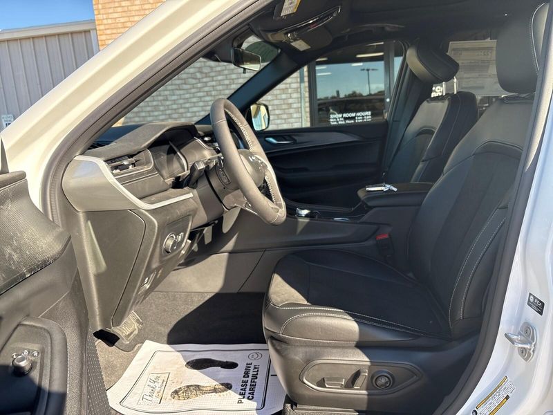 New 2025 Jeep Grand Cherokee Altitude X 4x4Image 3