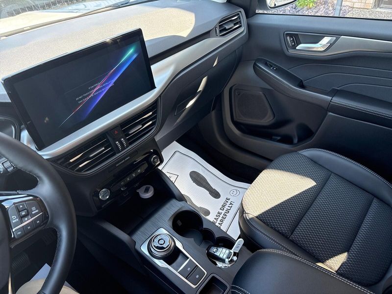 2025 Ford Escape photo 13