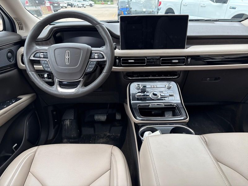 Used 2023 Lincoln Nautilus ReserveImage 6