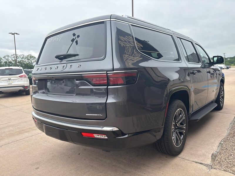 2023 Jeep Wagoneer L Series IIImage 9