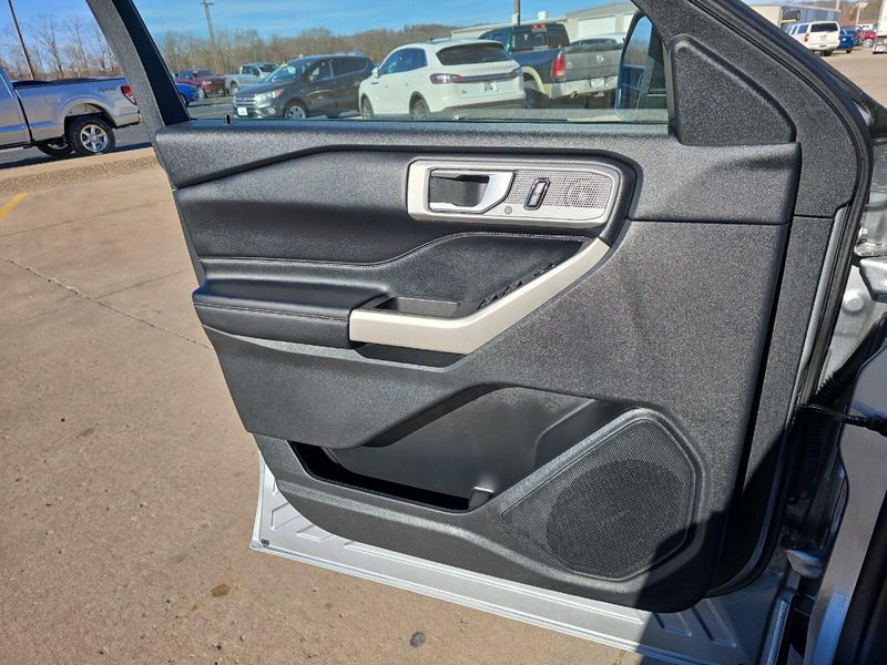 2023 Ford Explorer XLTImage 18