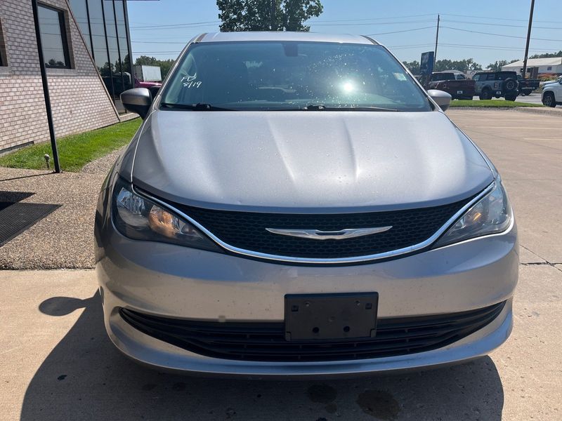 2017 Chrysler Pacifica LXImage 6