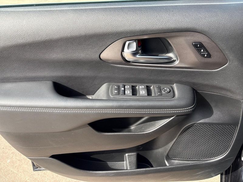 Used 2025 Chrysler Pacifica SelectImage 13