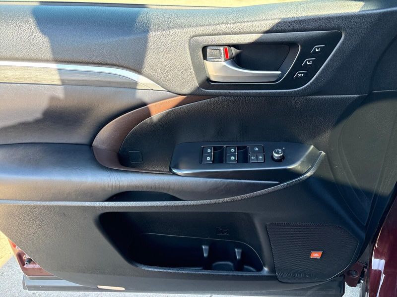 Used 2019 Toyota Highlander LimitedImage 14