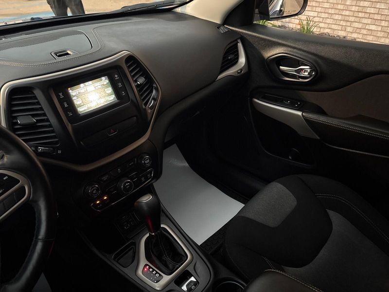 Used 2017 Jeep Cherokee AltitudeImage 15