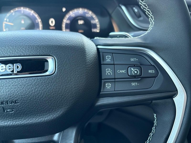 New 2025 Jeep Grand Cherokee L Altitude X 4x4Image 16