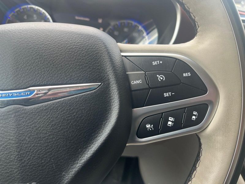 2018 Chrysler Pacifica LimitedImage 16