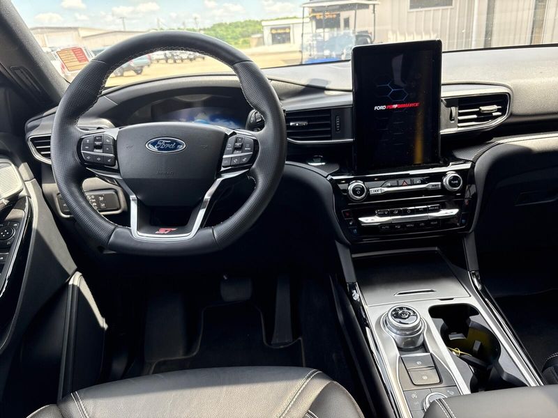 2021 Ford Explorer STImage 8