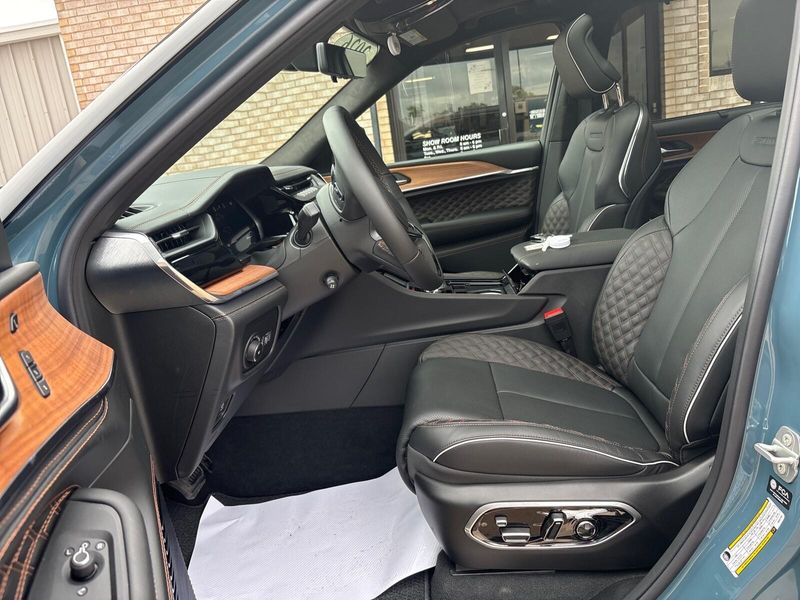 New 2026 Jeep Grand Cherokee L Summit 4x4Image 3