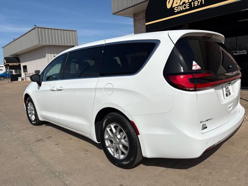 New 2026 Chrysler Pacifica SelectImage 10