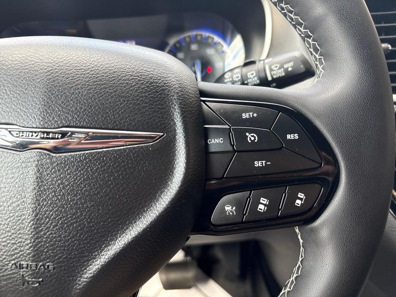 2023 Chrysler Pacifica Touring L photo 16
