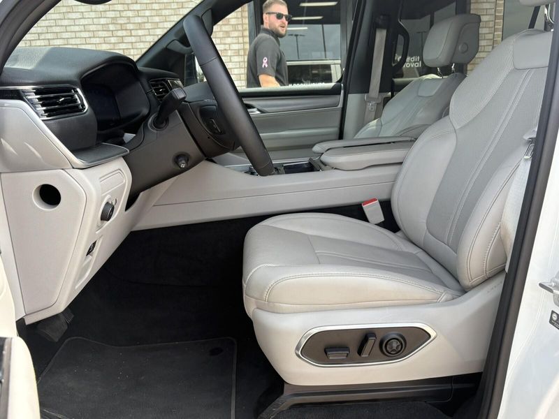 2025 Jeep Wagoneer L Series IIIImage 3