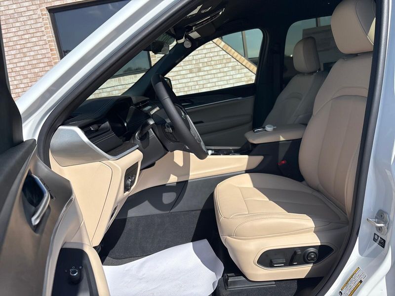 New 2027 Jeep Grand Cherokee LimitedImage 3
