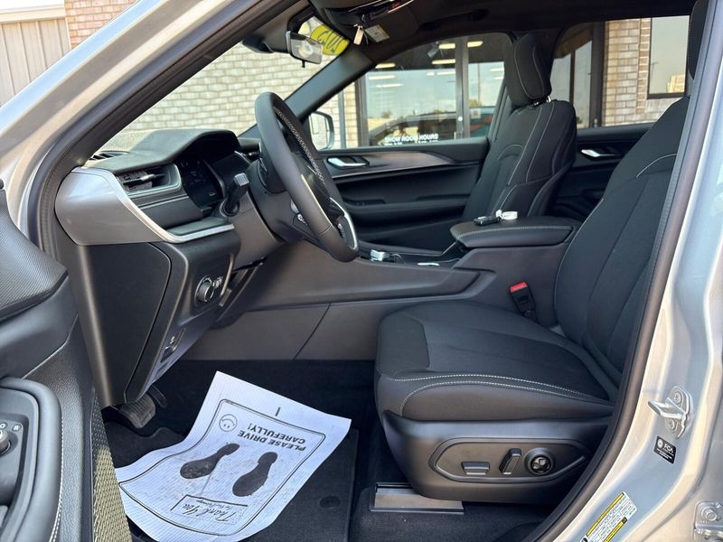 New 2025 Jeep Grand Cherokee L Laredo X 4x4Image 3