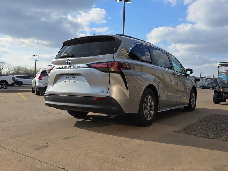 2022 Toyota Sienna XLEImage 8