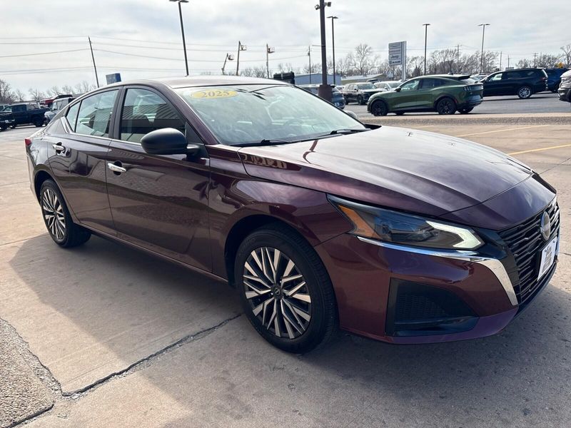 Used 2025 Nissan Altima SVImage 7