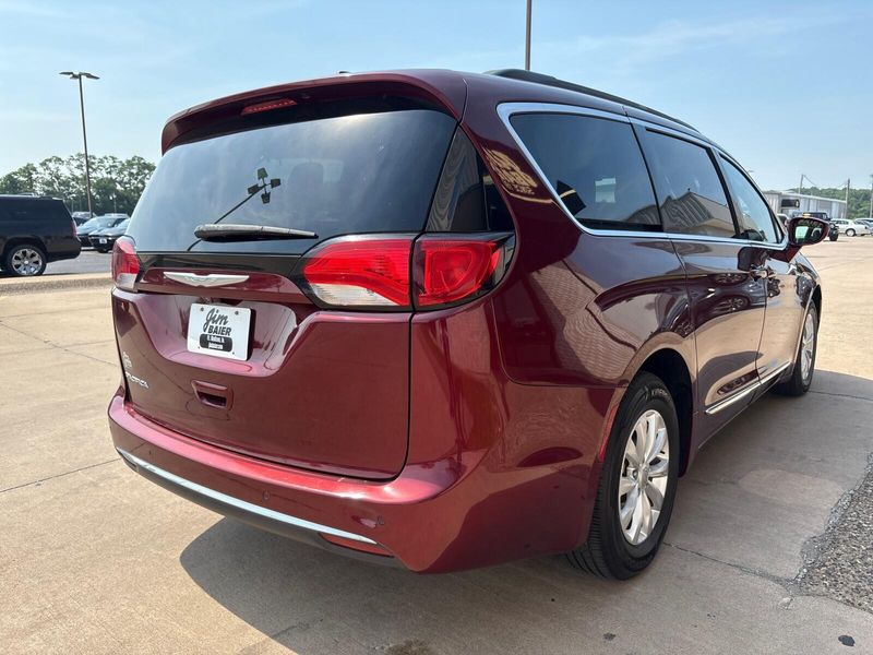 2017 Chrysler Pacifica Touring-LImage 9