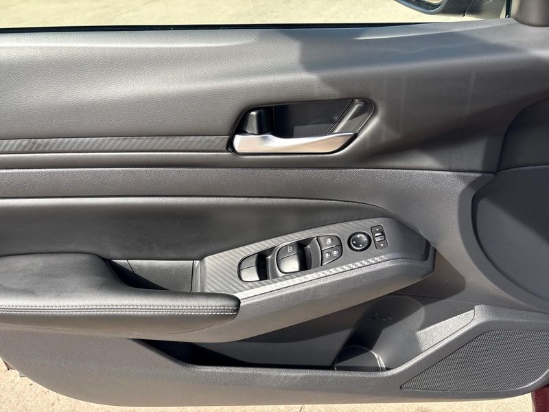 Used 2025 Nissan Altima SVImage 12