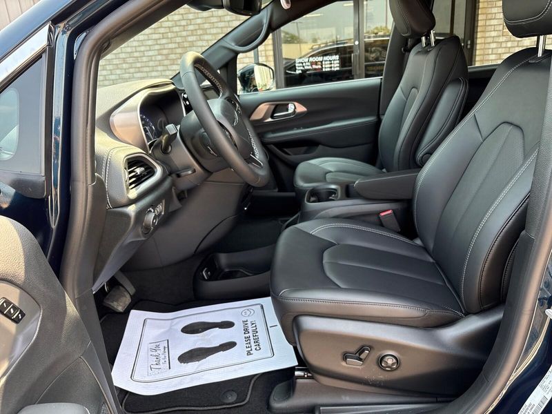 New 2025 Chrysler Pacifica SelectImage 3
