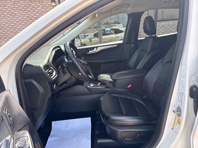Used 2024 Ford Escape PlatinumImage 3