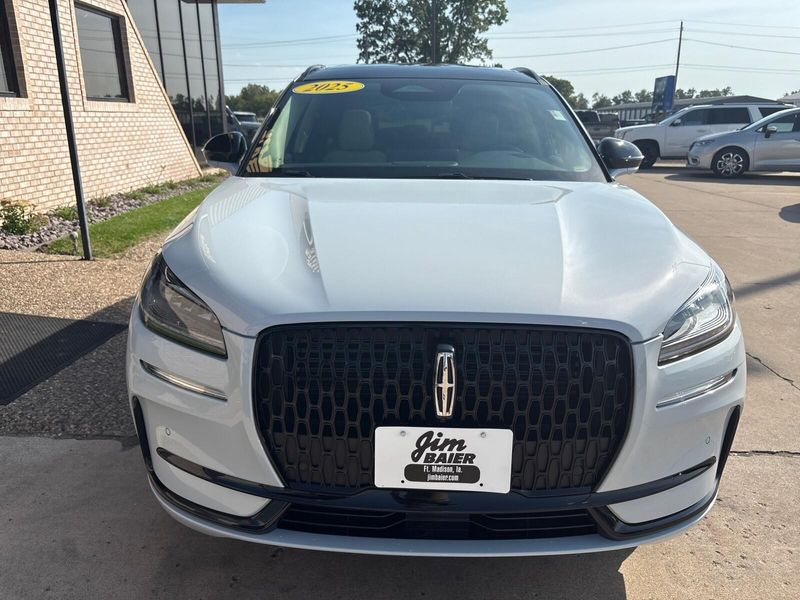 2025 Lincoln Corsair Premiere photo 6