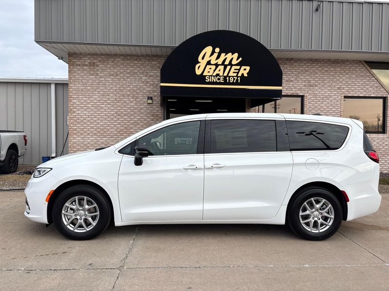 New 2026 Chrysler Pacifica SelectImage 2