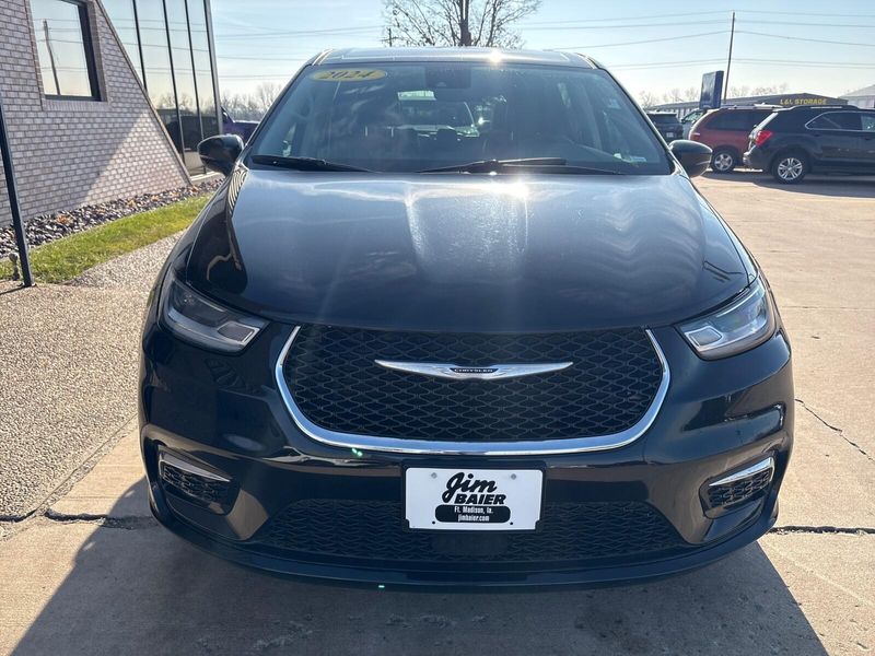 Used 2024 Chrysler Pacifica Touring LImage 7