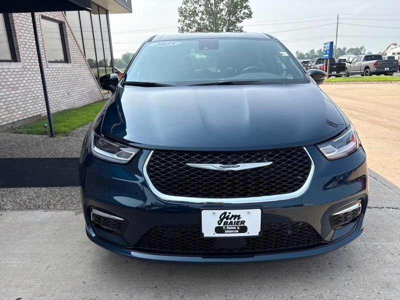 New 2025 Chrysler Pacifica SelectImage 7