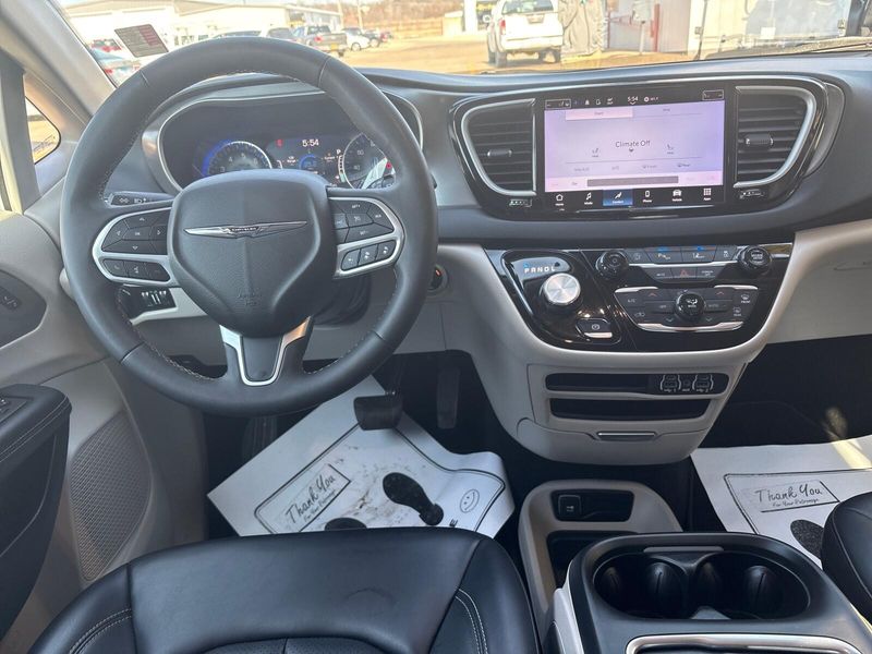 Used 2023 Chrysler Pacifica Touring LImage 6