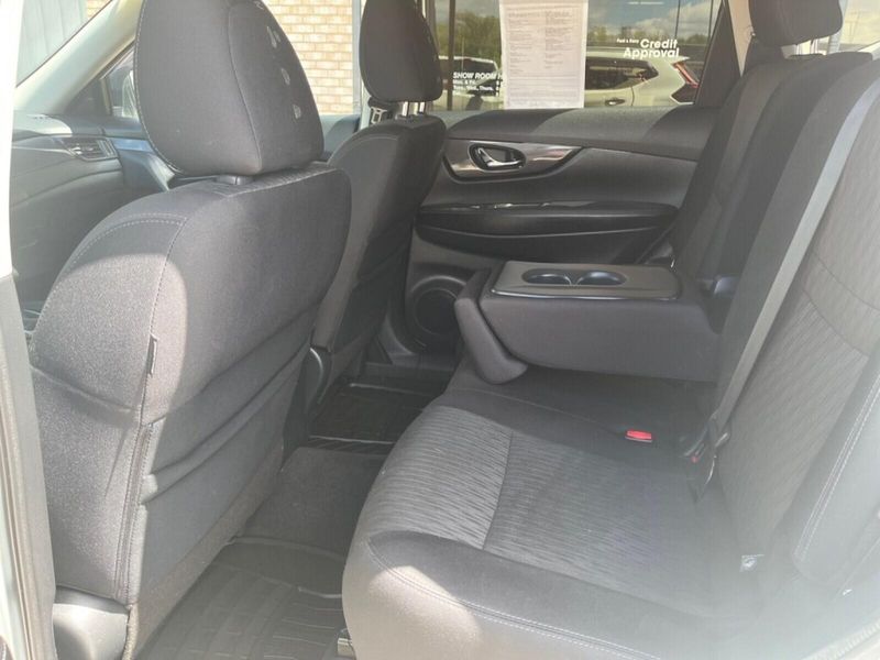 2019 Nissan Rogue SVImage 4