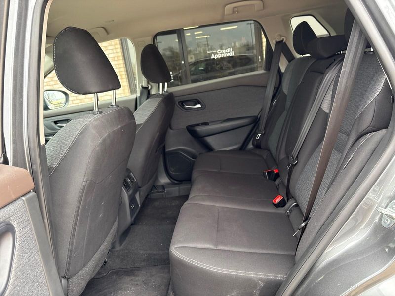 Used 2023 Nissan Rogue SVImage 4