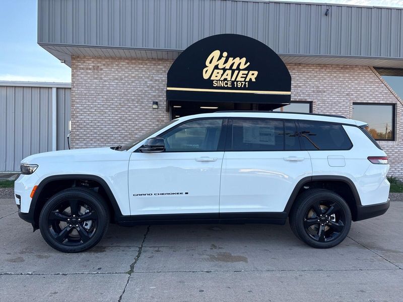 New 2025 Jeep Grand Cherokee L Altitude X 4x4Image 2