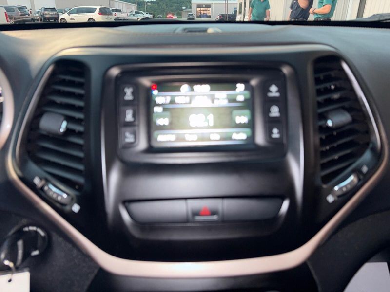 Used 2017 Jeep Cherokee AltitudeImage 18