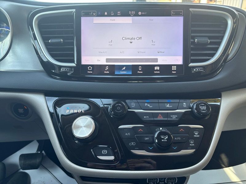 Used 2023 Chrysler Pacifica Touring LImage 18