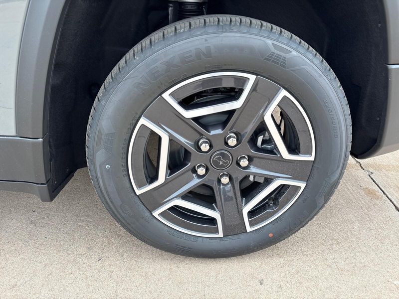 New 2026 Jeep Cherokee LaredoImage 11