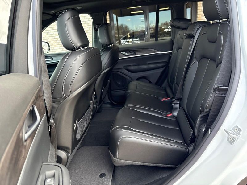 New 2025 Jeep Grand Cherokee Limited 4x4Image 4