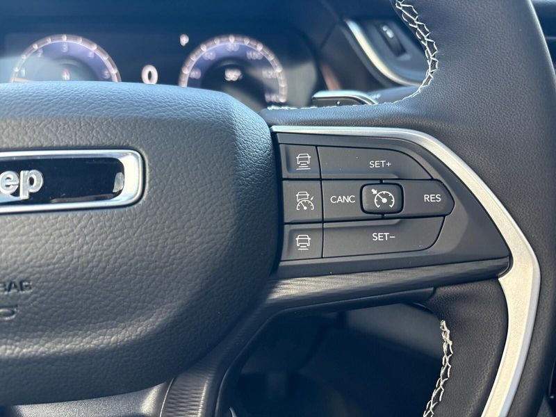 New 2025 Jeep Grand Cherokee Laredo X 4x4Image 15
