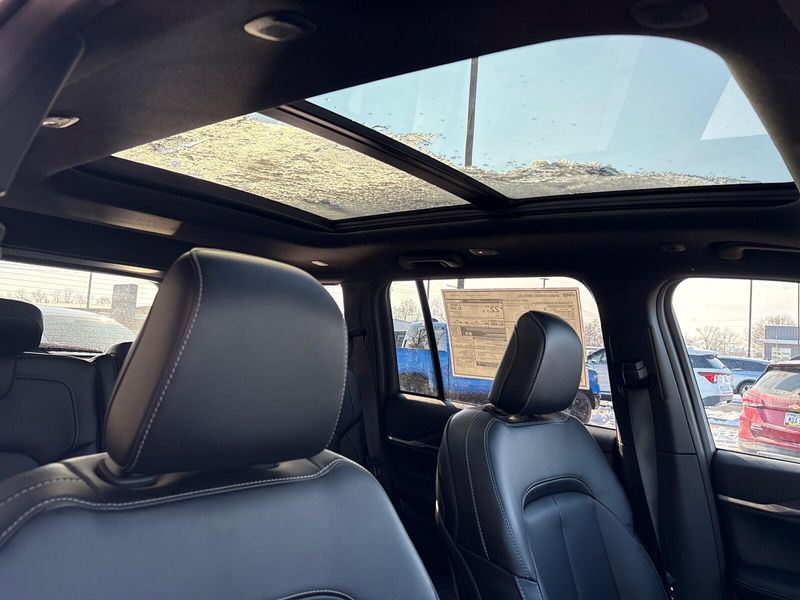 New 2025 Jeep Grand Cherokee Limited 4x4Image 9