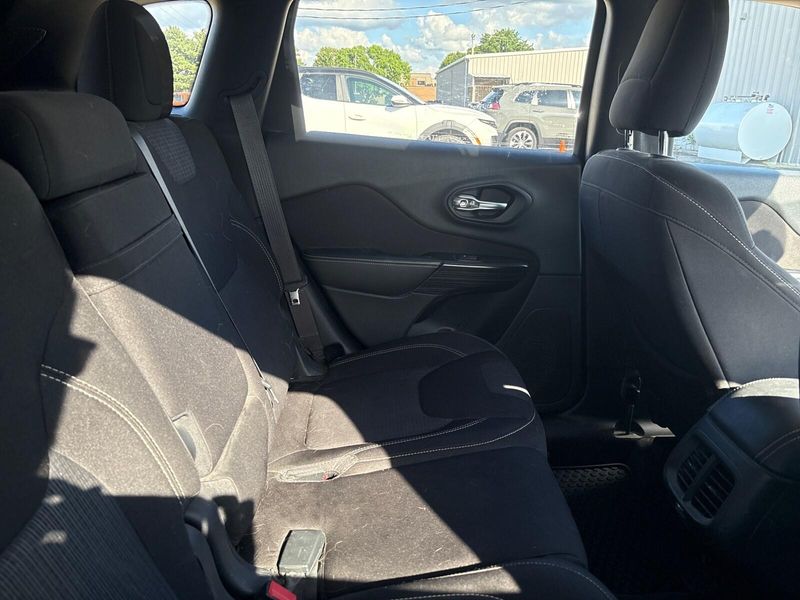 Used 2015 Jeep Cherokee Latitude AltitudeImage 8