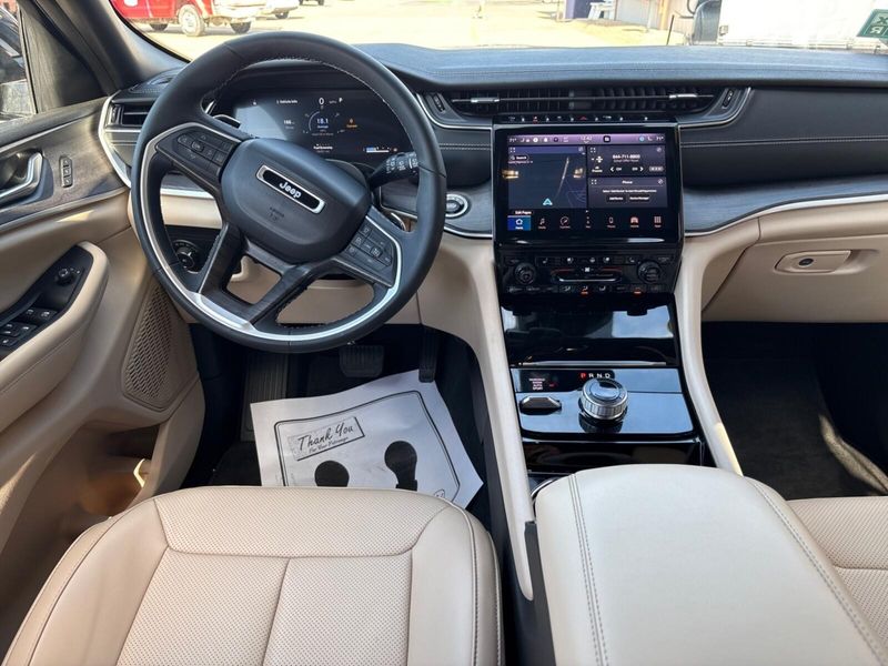 Used 2023 Jeep Grand Cherokee L LimitedImage 7