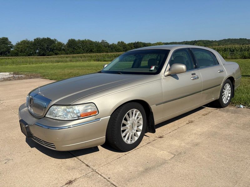 Used 2004 Lincoln Town Car SignatureImage 10