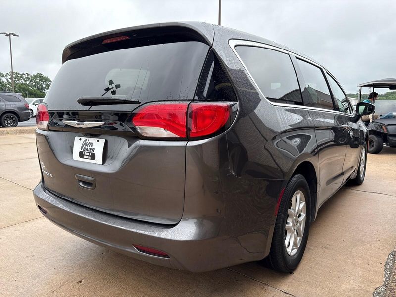 Used 2023 Chrysler Voyager LXImage 9