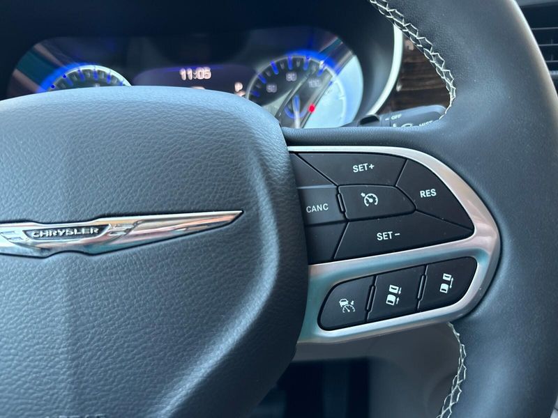 Used 2023 Chrysler Pacifica LimitedImage 16